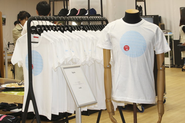 「マペイ」を和風にアレンジしたデザインのジャパンカップ限定Tシャツ