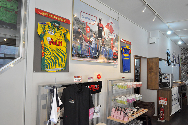 ジャパンカップミュージアム１階では、過去の大会の写真や出場チームのジャージの展示、オフィシャルグッズの販売をしている