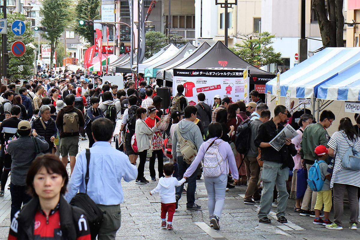 多くの人が足を運ぶジャパンカップストリート