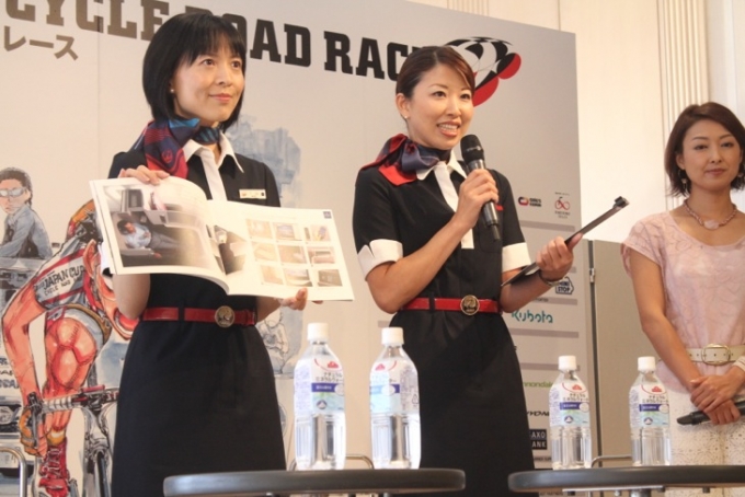 JALキャビンアテンダントがジャパンカップ特別キャンペーンを紹介